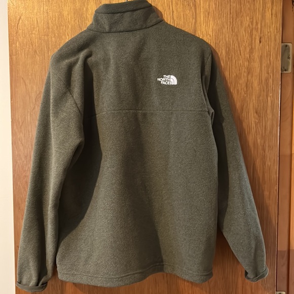 New North Face 1/2 zip with zippered pockets! - Picture 2 of 5